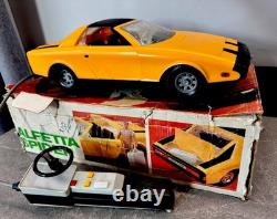 Ancienne voiture télécommandée Alfa Romeo Alfetta SPIDER avec boite poupée